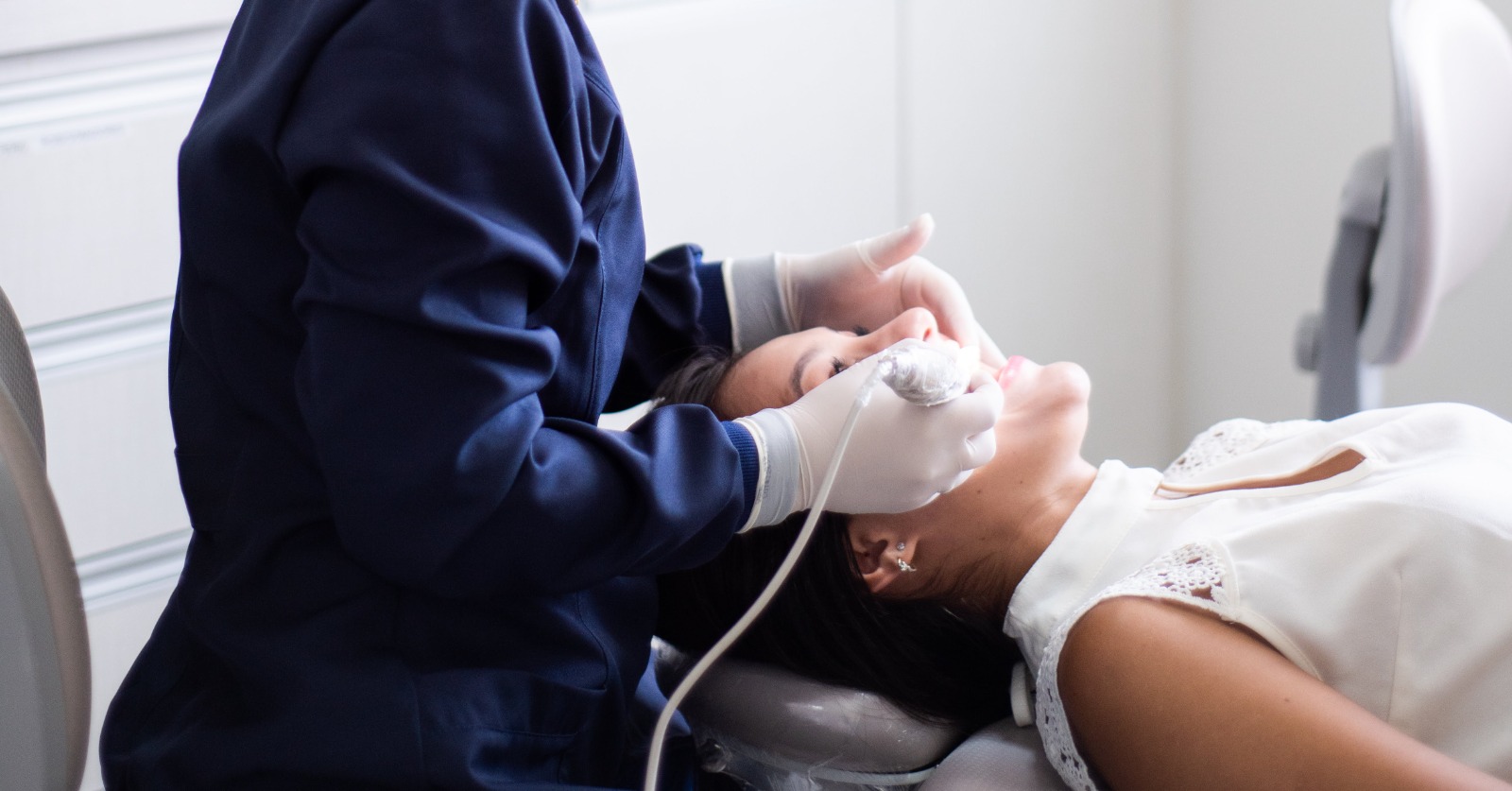 Procedimento de limpeza dentária profissional realizado em consultório odontológico