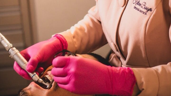 Procedimento de limpeza dentária profissional realizado em consultório odontológico